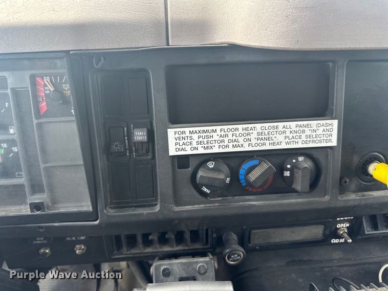 image for item LR9428 1999 International 4900 asphalt patch truck