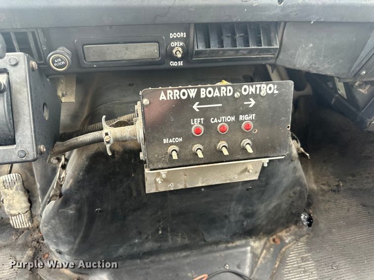 image for item LR9428 1999 International 4900 asphalt patch truck