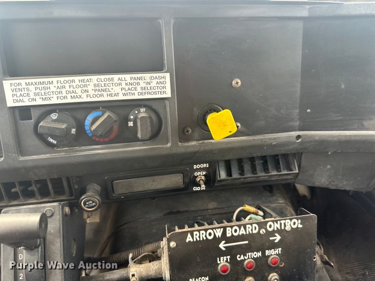 image for item LR9428 1999 International 4900 asphalt patch truck