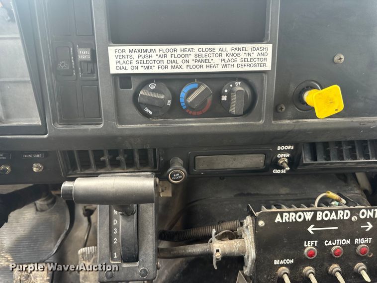 image for item LR9428 1999 International 4900 asphalt patch truck