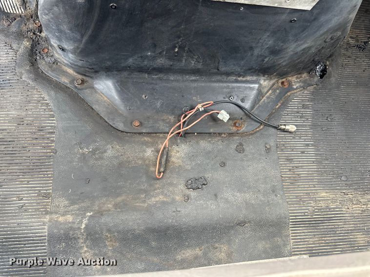 image for item LR9428 1999 International 4900 asphalt patch truck