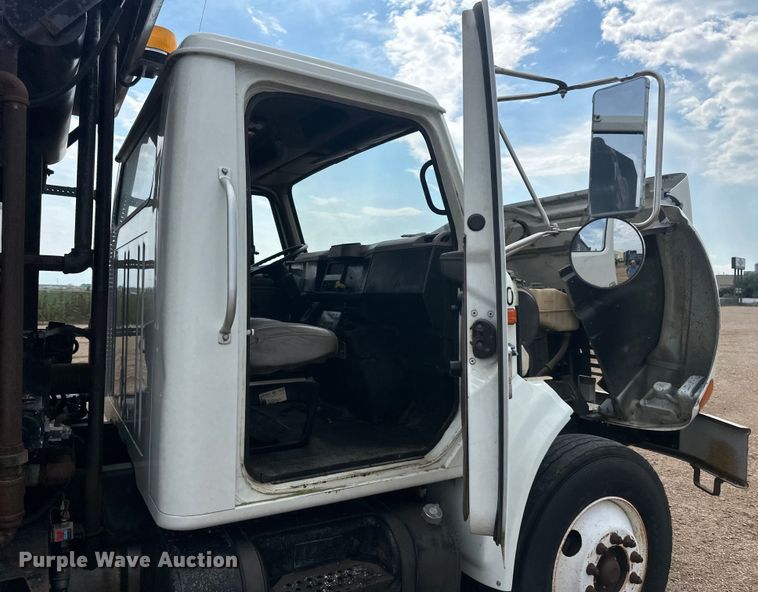 image for item LR9428 1999 International 4900 asphalt patch truck