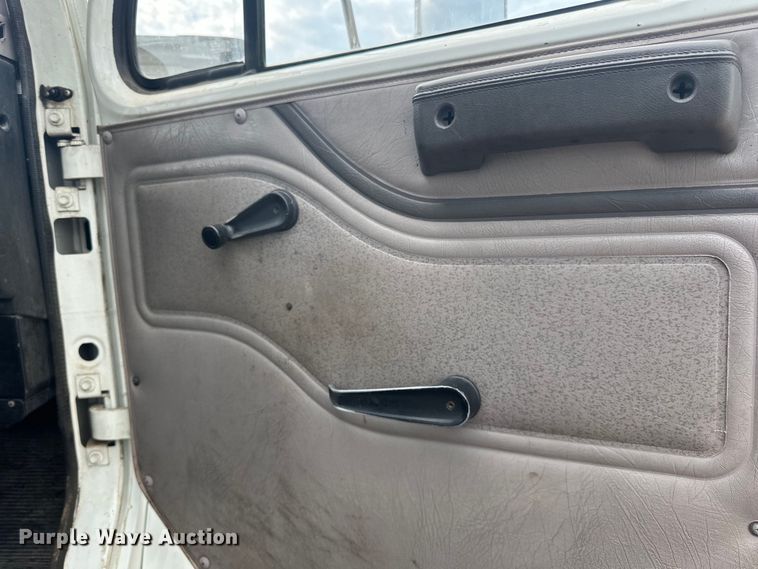 image for item LR9428 1999 International 4900 asphalt patch truck