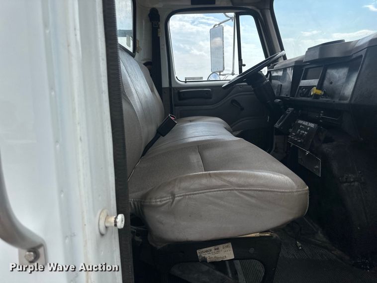 image for item LR9428 1999 International 4900 asphalt patch truck