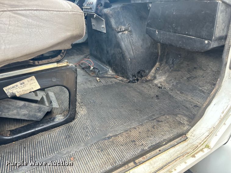 image for item LR9428 1999 International 4900 asphalt patch truck