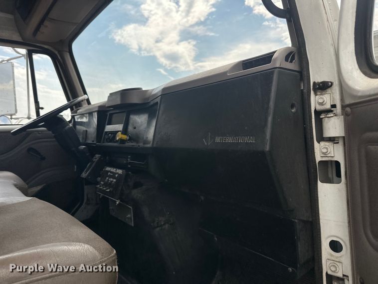 image for item LR9428 1999 International 4900 asphalt patch truck