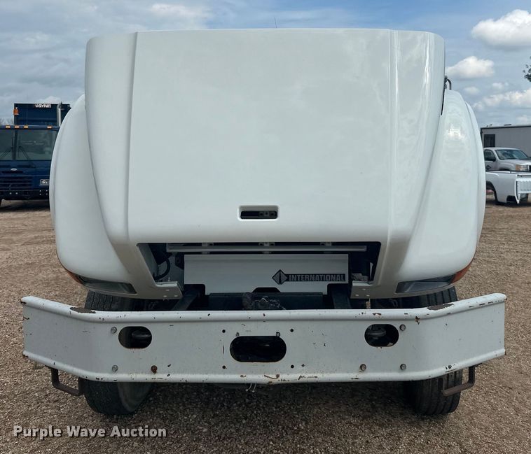 image for item LR9428 1999 International 4900 asphalt patch truck