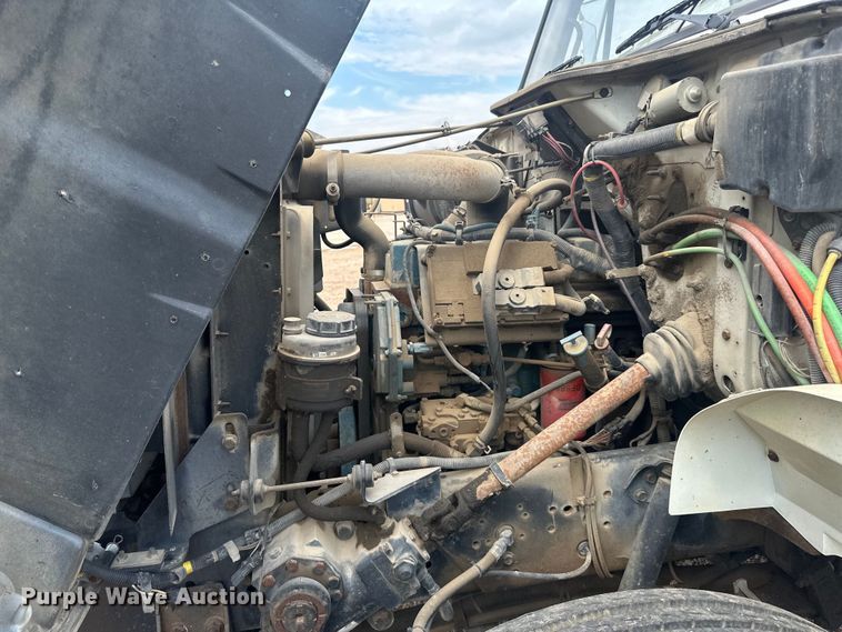 image for item LR9428 1999 International 4900 asphalt patch truck