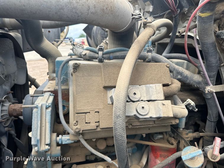 image for item LR9428 1999 International 4900 asphalt patch truck