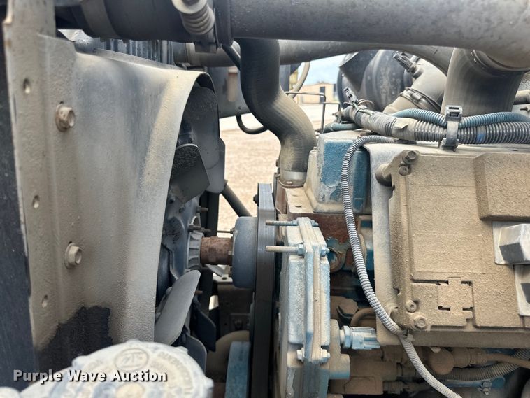 image for item LR9428 1999 International 4900 asphalt patch truck