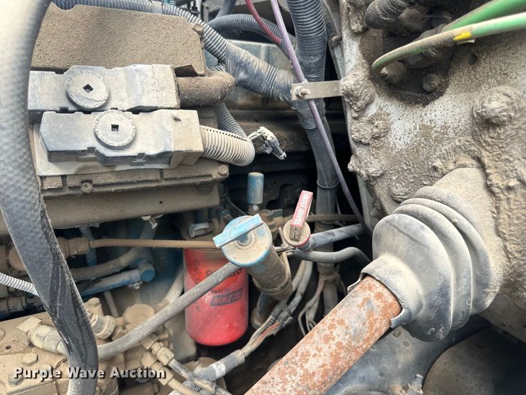 image for item LR9428 1999 International 4900 asphalt patch truck