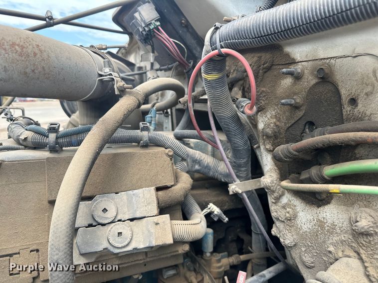 image for item LR9428 1999 International 4900 asphalt patch truck