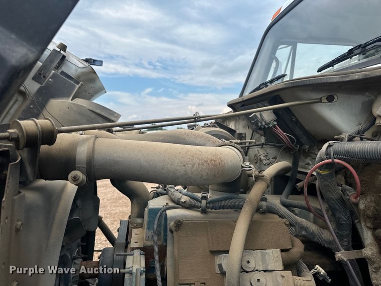 image for item LR9428 1999 International 4900 asphalt patch truck