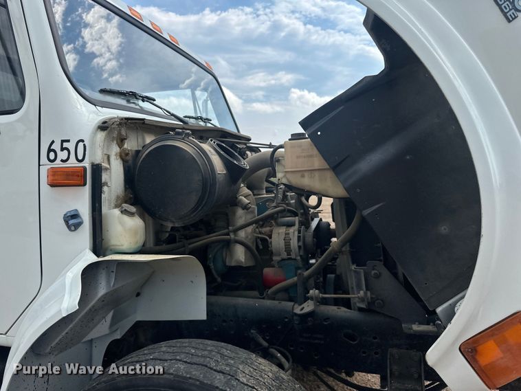 image for item LR9428 1999 International 4900 asphalt patch truck