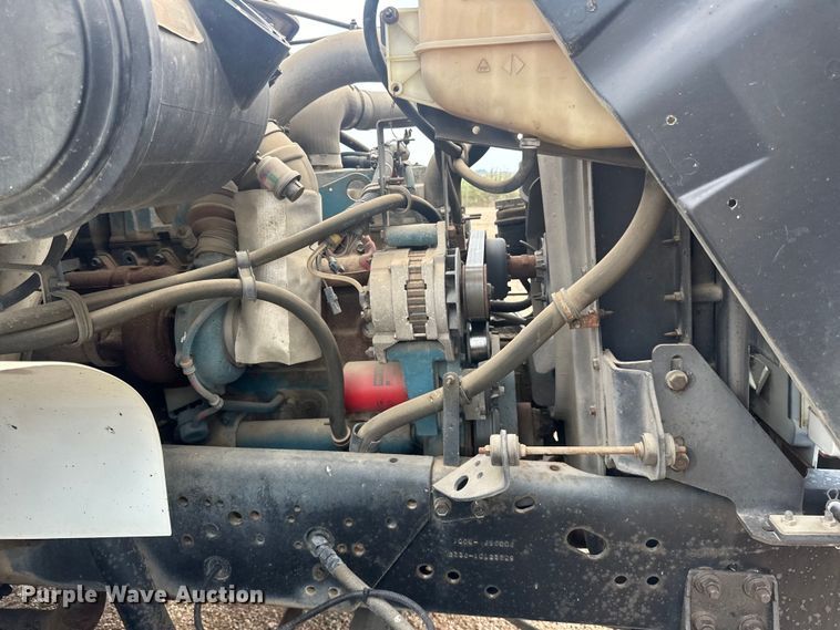 image for item LR9428 1999 International 4900 asphalt patch truck