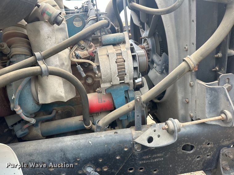 image for item LR9428 1999 International 4900 asphalt patch truck