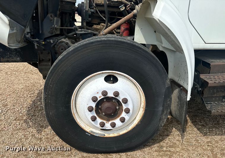 image for item LR9428 1999 International 4900 asphalt patch truck