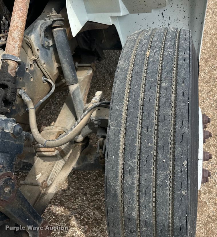 image for item LR9428 1999 International 4900 asphalt patch truck