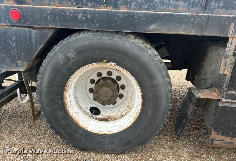 image for item LR9428 1999 International 4900 asphalt patch truck