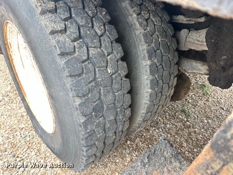 image for item LR9428 1999 International 4900 asphalt patch truck