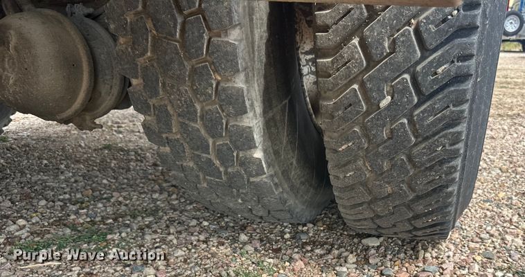 image for item LR9428 1999 International 4900 asphalt patch truck