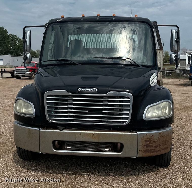 image for item LR9430 2005 Freightliner M2 flatbed truck