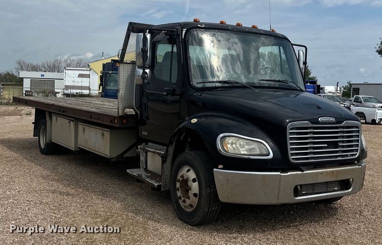image for item LR9430 2005 Freightliner M2 flatbed truck