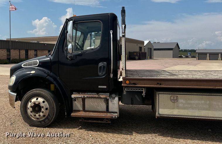 image for item LR9430 2005 Freightliner M2 flatbed truck