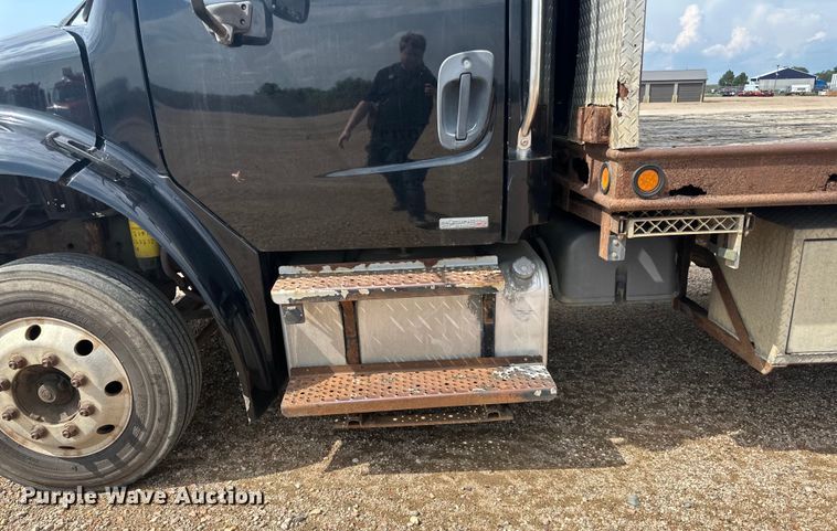 image for item LR9430 2005 Freightliner M2 flatbed truck