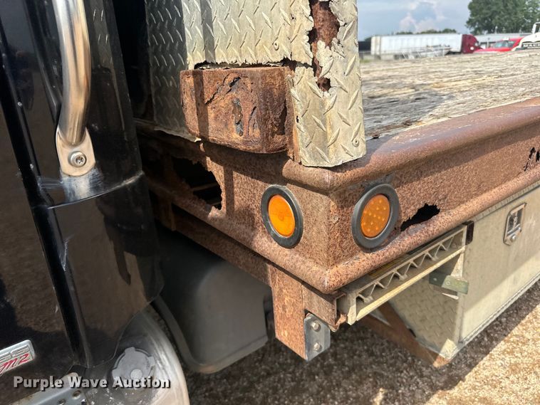 image for item LR9430 2005 Freightliner M2 flatbed truck