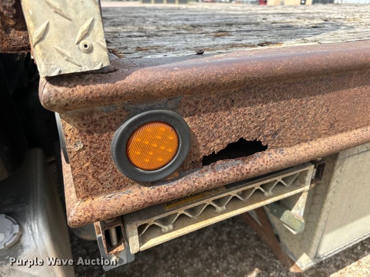 image for item LR9430 2005 Freightliner M2 flatbed truck