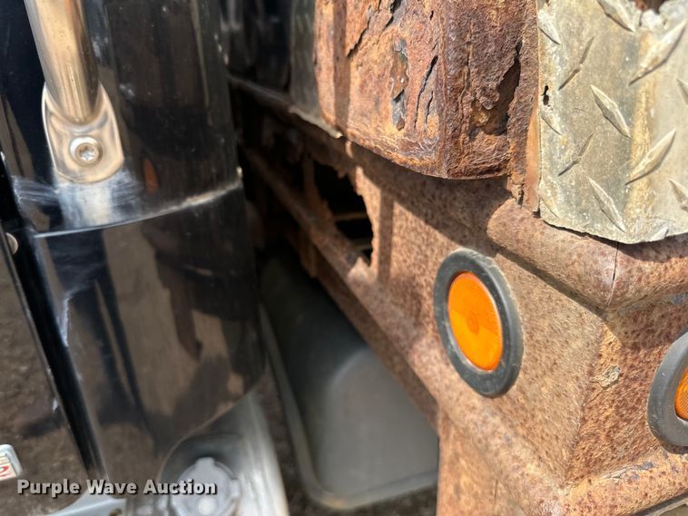 image for item LR9430 2005 Freightliner M2 flatbed truck