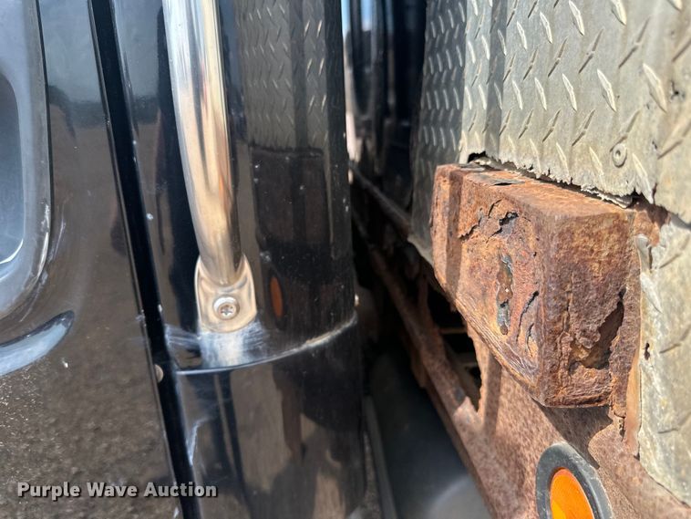 image for item LR9430 2005 Freightliner M2 flatbed truck