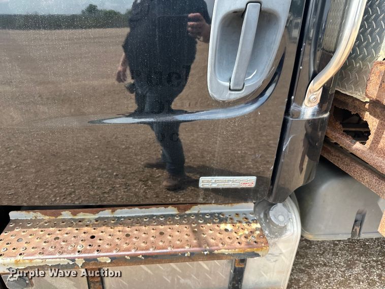 image for item LR9430 2005 Freightliner M2 flatbed truck