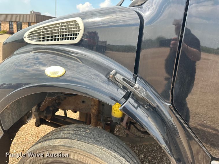 image for item LR9430 2005 Freightliner M2 flatbed truck