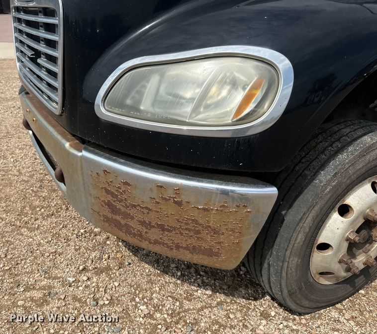 image for item LR9430 2005 Freightliner M2 flatbed truck