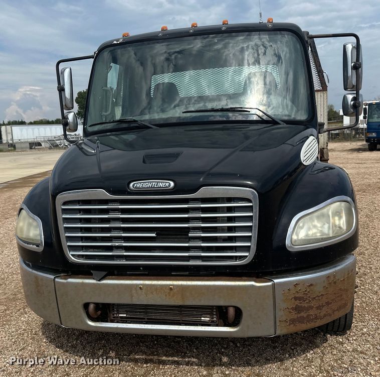 image for item LR9430 2005 Freightliner M2 flatbed truck