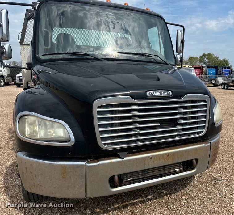 image for item LR9430 2005 Freightliner M2 flatbed truck