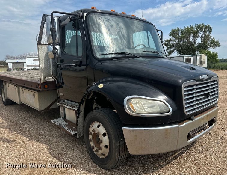 image for item LR9430 2005 Freightliner M2 flatbed truck
