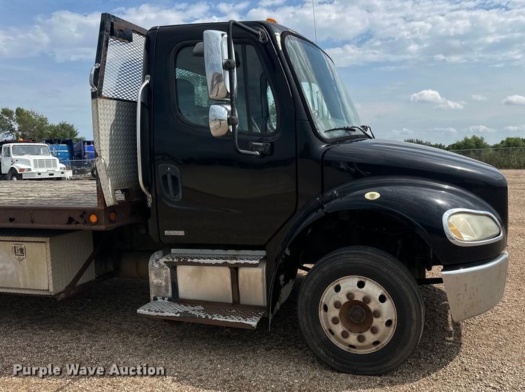image for item LR9430 2005 Freightliner M2 flatbed truck