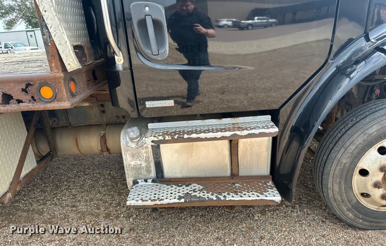 image for item LR9430 2005 Freightliner M2 flatbed truck