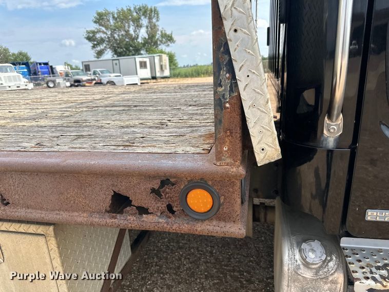 image for item LR9430 2005 Freightliner M2 flatbed truck