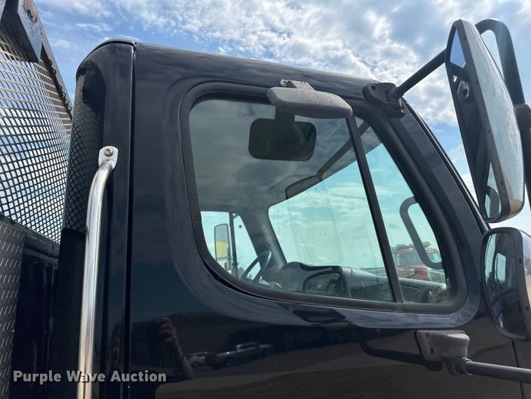 image for item LR9430 2005 Freightliner M2 flatbed truck