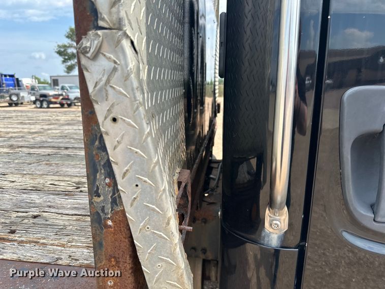 image for item LR9430 2005 Freightliner M2 flatbed truck