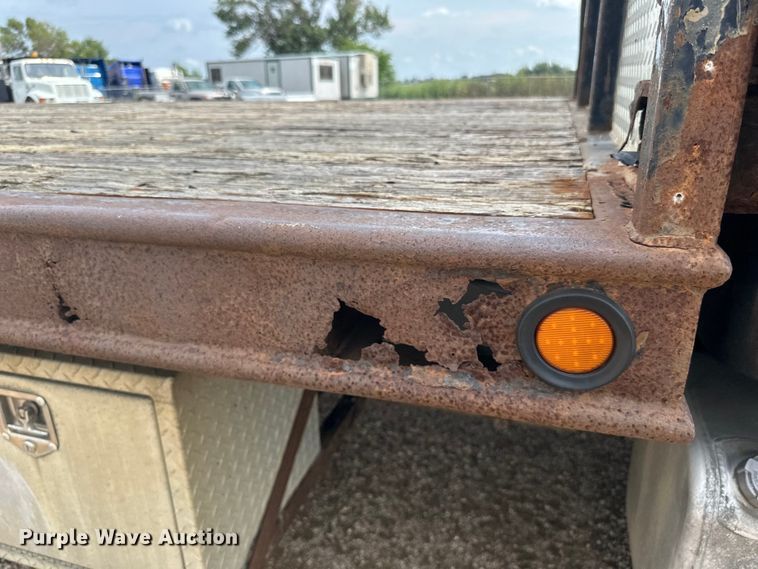 image for item LR9430 2005 Freightliner M2 flatbed truck