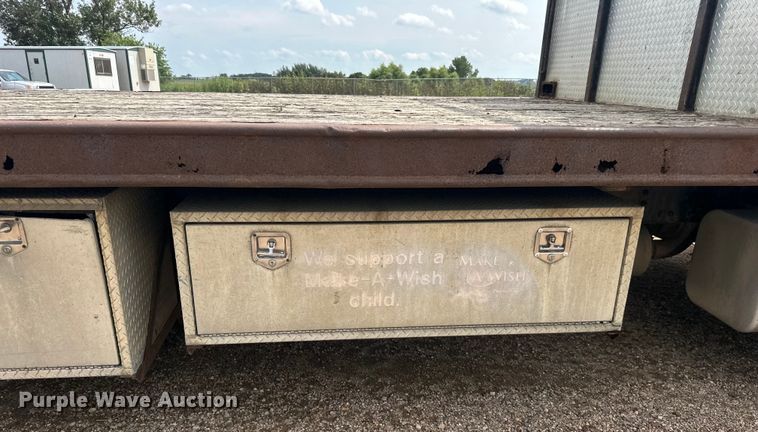 image for item LR9430 2005 Freightliner M2 flatbed truck