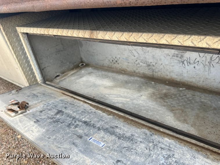 image for item LR9430 2005 Freightliner M2 flatbed truck