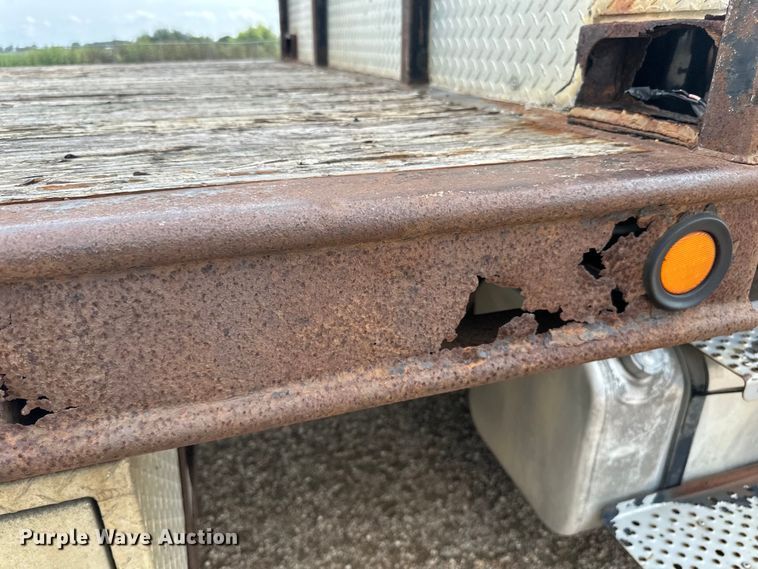 image for item LR9430 2005 Freightliner M2 flatbed truck