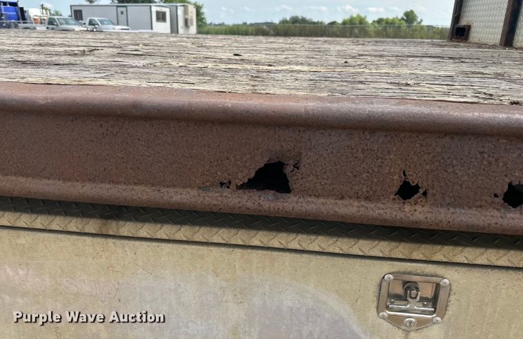 image for item LR9430 2005 Freightliner M2 flatbed truck