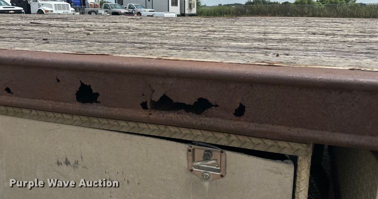 image for item LR9430 2005 Freightliner M2 flatbed truck